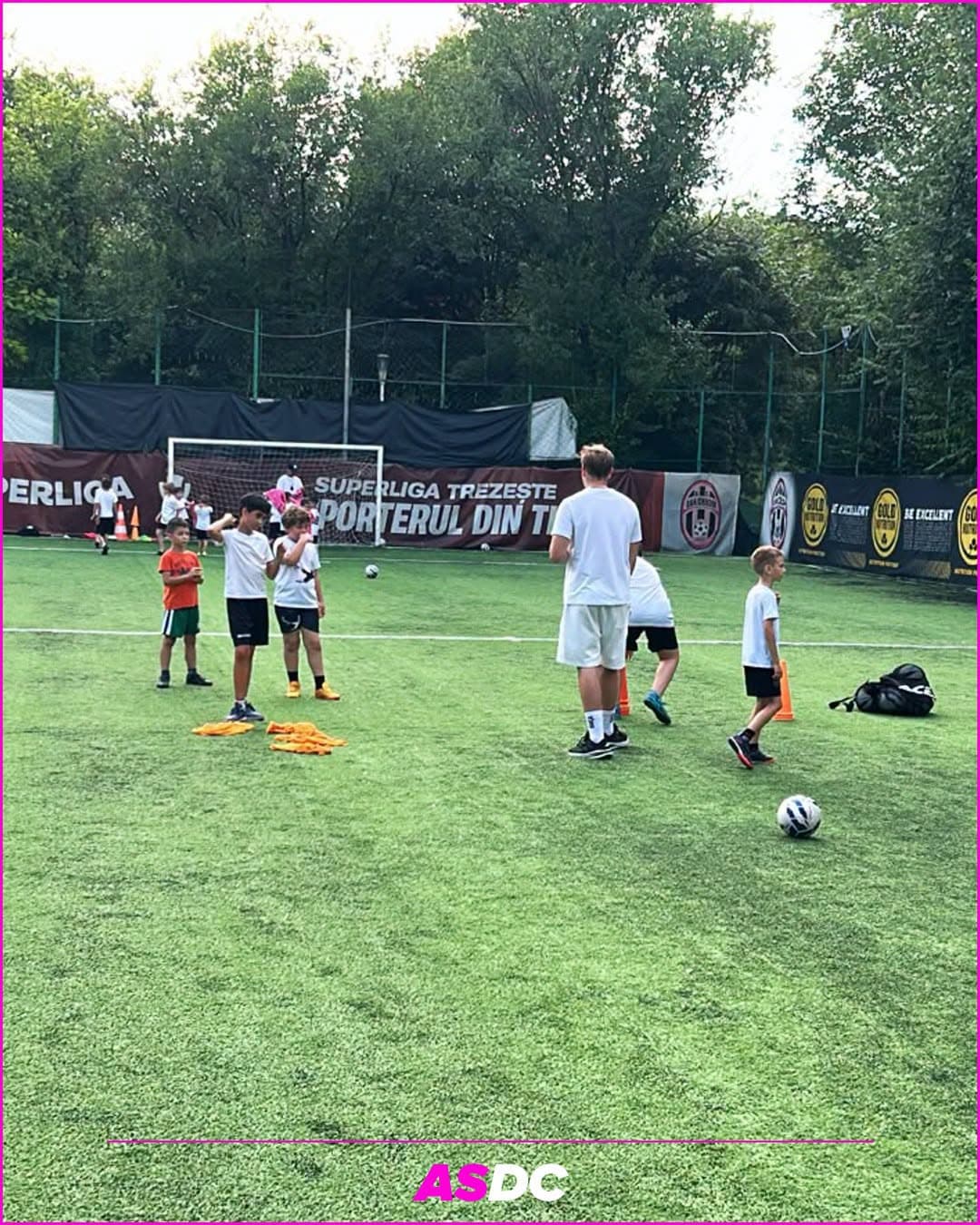 Grupă de juniori strânsă pe teren, în timpul unui exercițiu