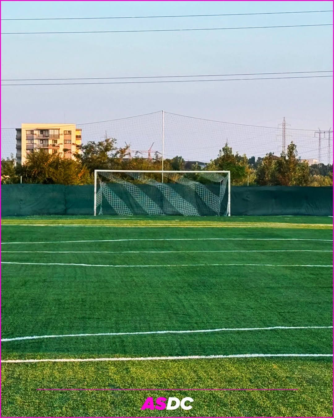 Terenul de mini-fotbal cu poartă și nocturnă, seara