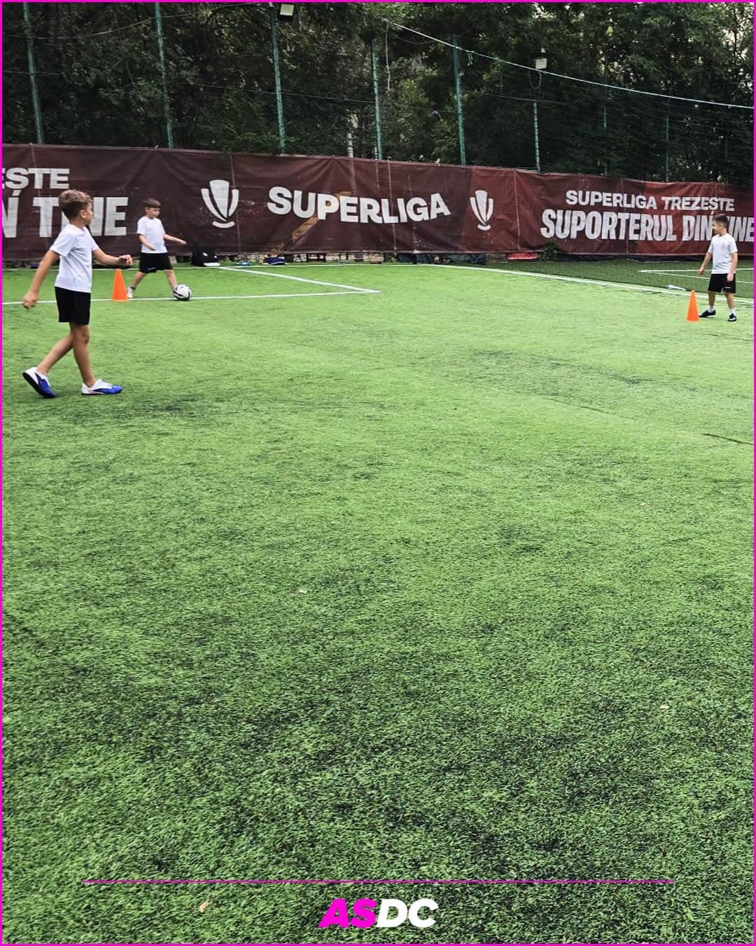 Grupă de juniori AS Dan Chilom la un exercițiu tehnic cu conuri, pe terenul de antrenament