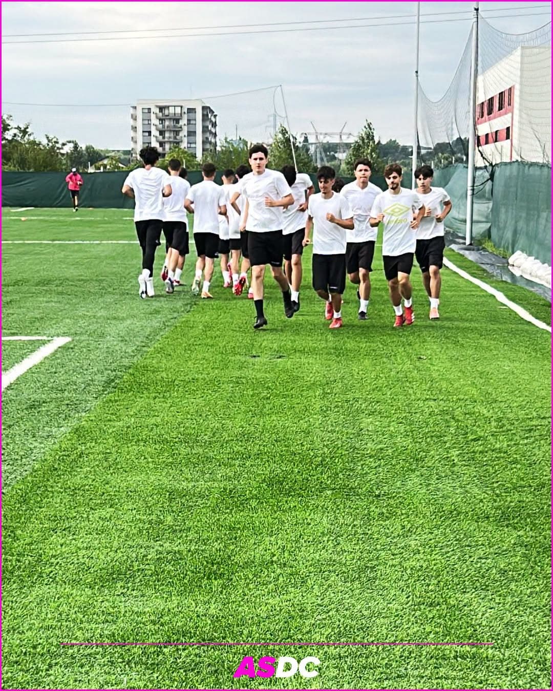 Grupa de performanță a AS Dan Chilom aleargă la încălzire pe baza de antrenament