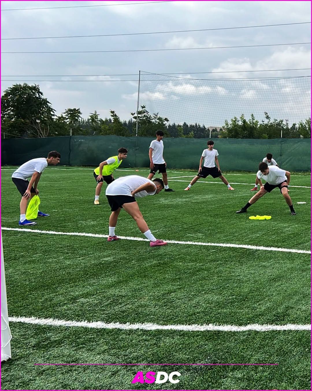 Grupa de juniori la stretching, înainte de antrenament